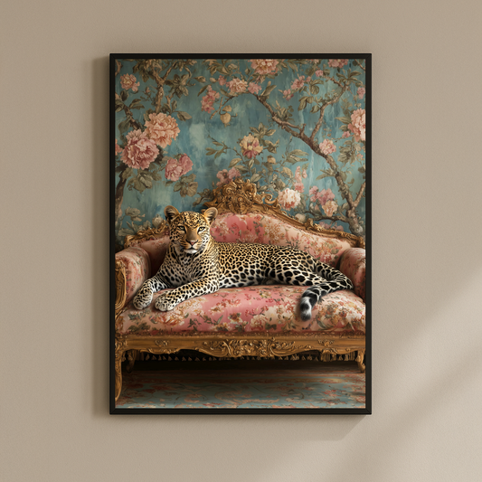 Imperial Bloom – Léopard sur canapé baroque floral